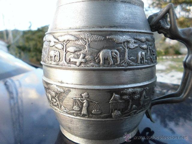 Antiguidades: JARRA DE METAL PLATEADO CON GRABADOS. TAILANDIA.