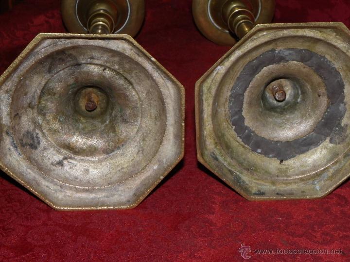 Antig&uuml;edades: Pareja de candeleros bronce s-XIX - Foto 10