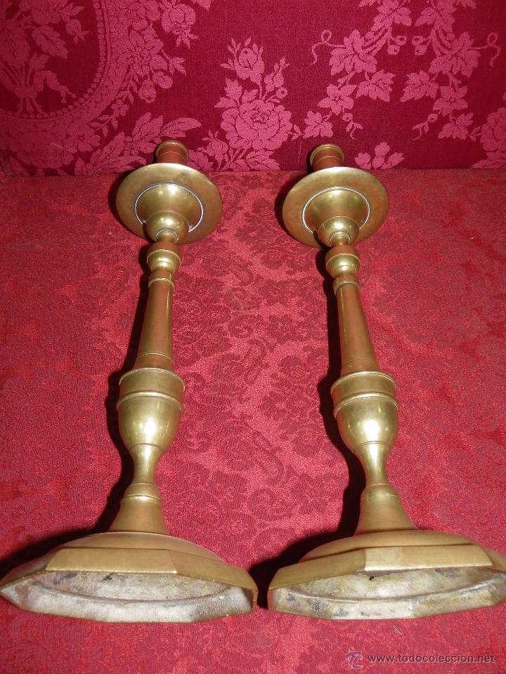 Antig&uuml;edades: Pareja de candeleros bronce s-XIX - Foto 11