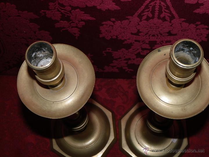 Antig&uuml;edades: Pareja de candeleros bronce s-XIX - Foto 12
