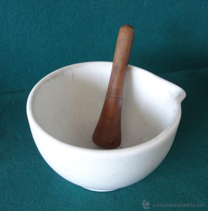 Antig&uuml;edades: ANTIGUO MORTERO DE PORCELANA VITRIFICADA. DE FARMACIA. CON MAZO DE MADERA.