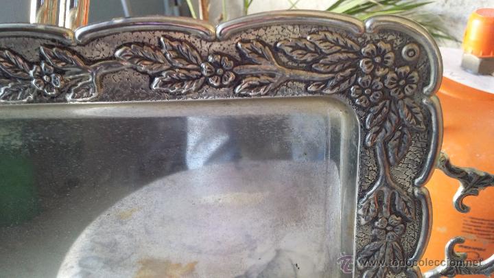 Antig&uuml;edades: antigua bandeja de alpaca, repujada - Foto 2