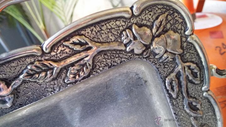 Antig&uuml;edades: antigua bandeja de alpaca, repujada - Foto 2