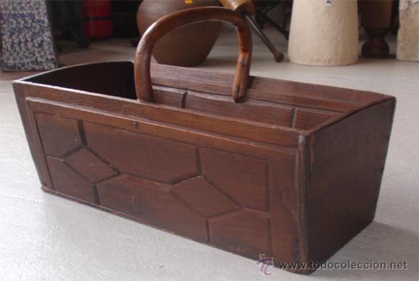 Antiques: Cesto de madera. Medida 42,5 x 22,5 x 25 cm.