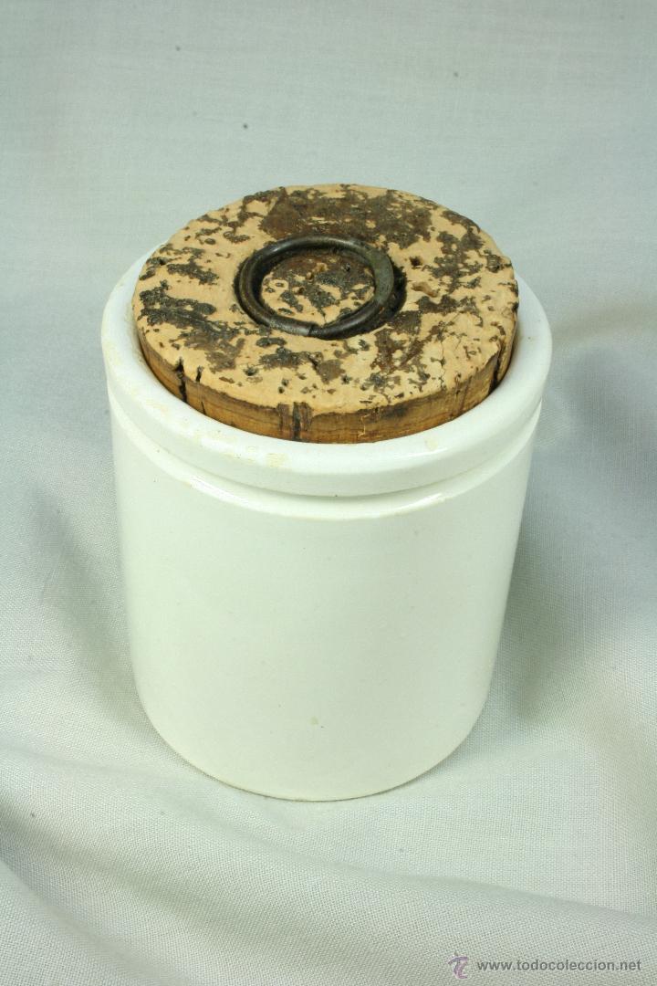 Antig&uuml;edades: Bote corcho. Bote de cer&aacute;mica. Hierro. - Foto 1