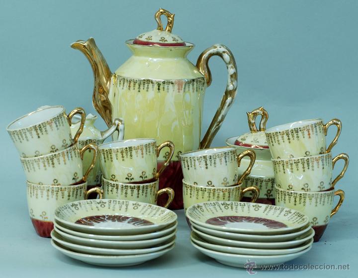 Antig&uuml;edades: Juego caf&eacute; te porcelana amarilla y granate con dorados hacia 1920