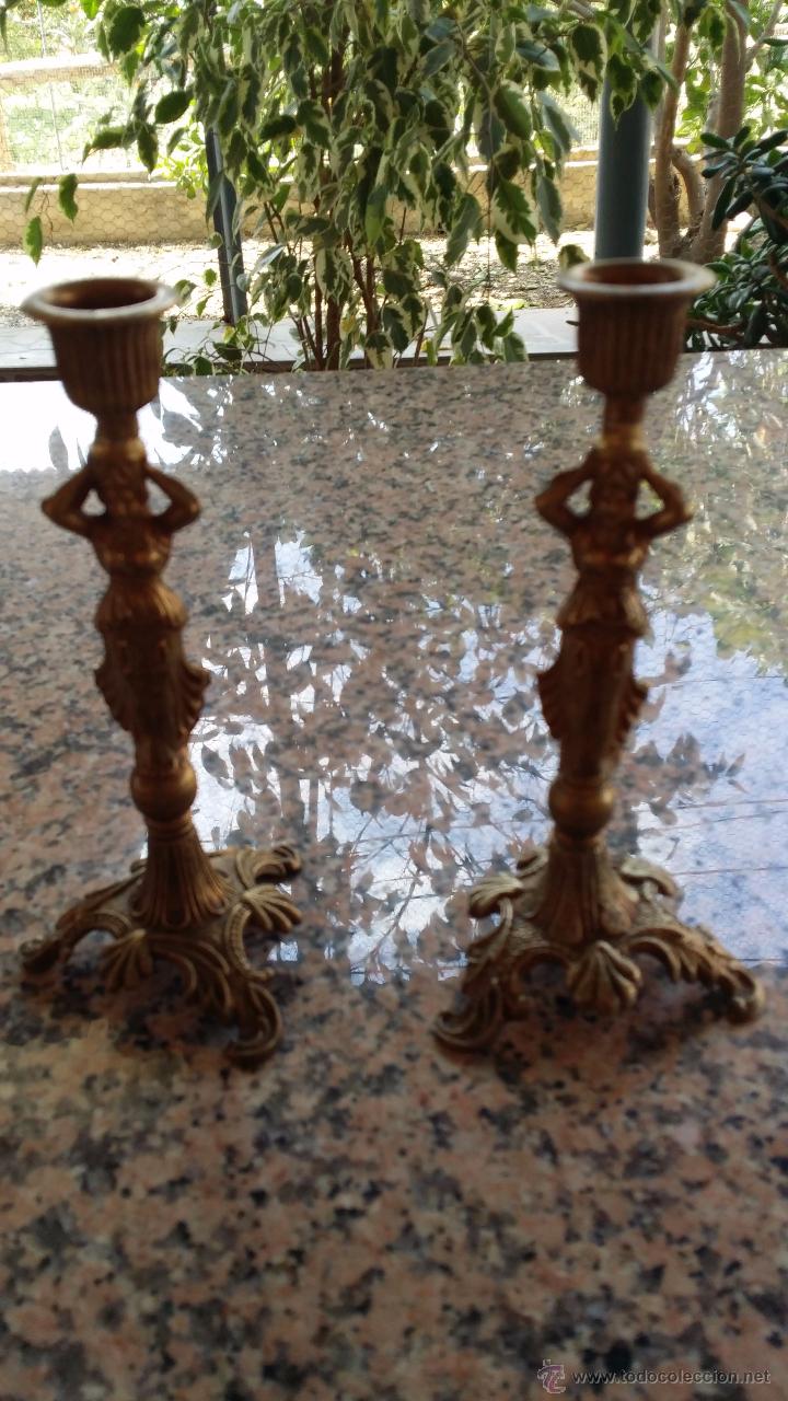 Antig&uuml;edades: pareja de portavelas en bronce. - Foto 1