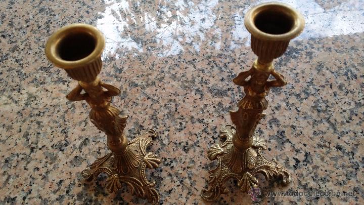 Antig&uuml;edades: pareja de portavelas en bronce. - Foto 2