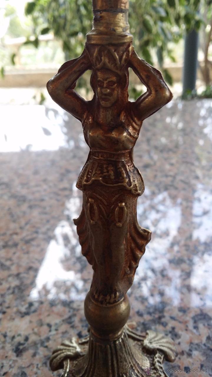Antig&uuml;edades: pareja de portavelas en bronce. - Foto 3