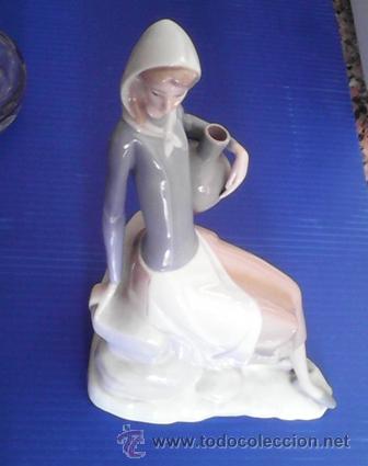 Antig&uuml;edades: Mujer con c&aacute;ntaro. Cer&aacute;mica Naos - Foto 1