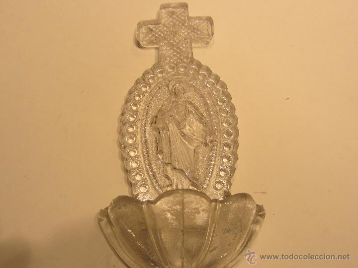 Antig&uuml;edades: benditera de cristal prensado - Foto 2