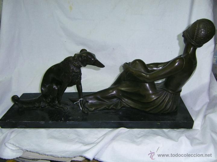 Antig&uuml;edades: BRONCE DE DAMA CON PERRO - Foto 1