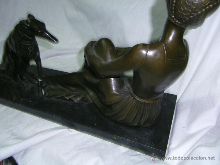 Antig&uuml;edades: BRONCE DE DAMA CON PERRO - Foto 2