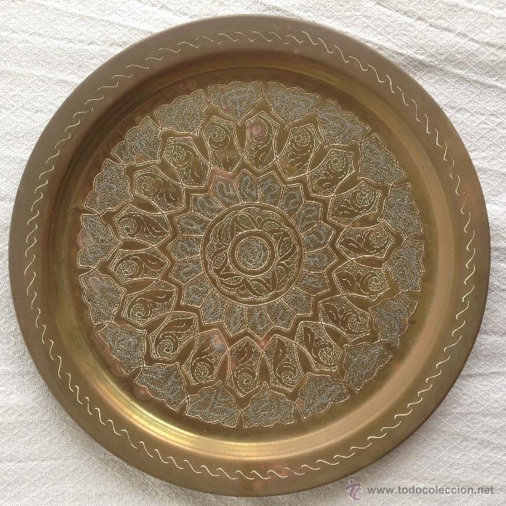 Antig&uuml;edades: PLATO DE COLGAR DE METAL REPUJADO - Foto 1