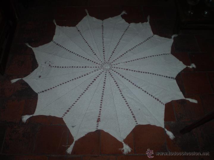 Antig&uuml;edades: MANTEL DE GANCHILLO HECHO A MANO - Foto 1