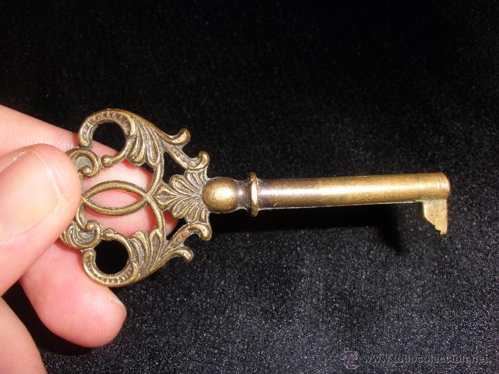 Antig&uuml;edades: Llave antigua de lat&oacute;n para armario