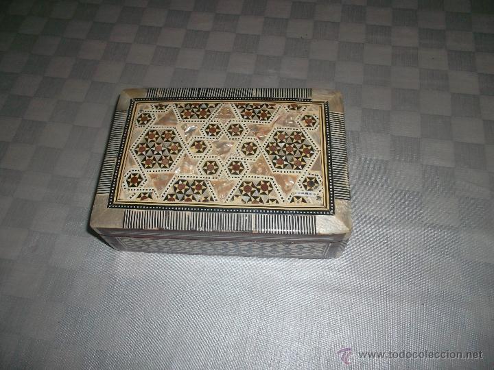 Antig&uuml;edades: bonita caja de madre perla - Foto 1