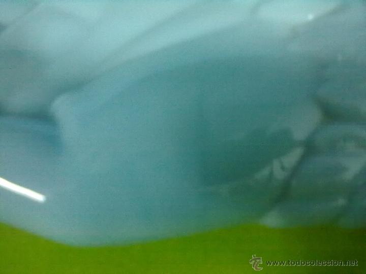 Antig&uuml;edades: BANDEJA MANOS JABONERA OPALINA AZUL. - Foto 4
