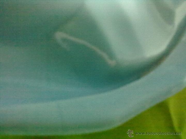Antig&uuml;edades: BANDEJA MANOS JABONERA OPALINA AZUL. - Foto 5