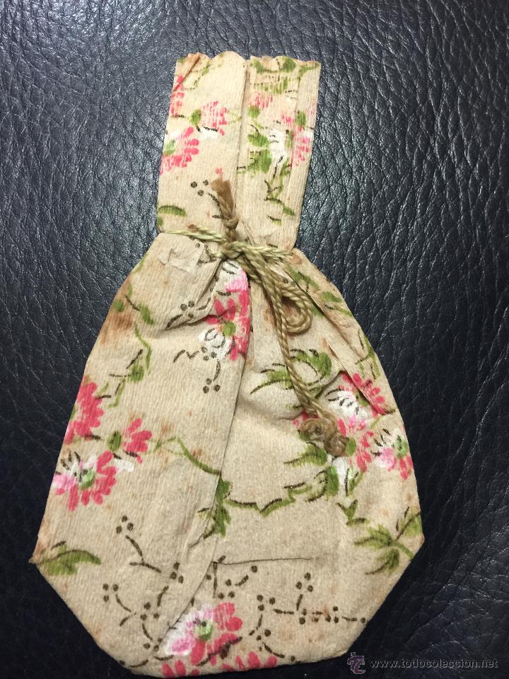 Antig&uuml;edades: Antigua bolsa para peladillas de bautizo o boda en papel crespon. Principios 1900. Mide 13x8cm