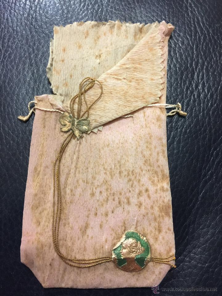 Antig&uuml;edades: Antigua bolsa para peladillas de bautizo o boda en papel crespon. Principios 1900. Mide 15x7,5cm