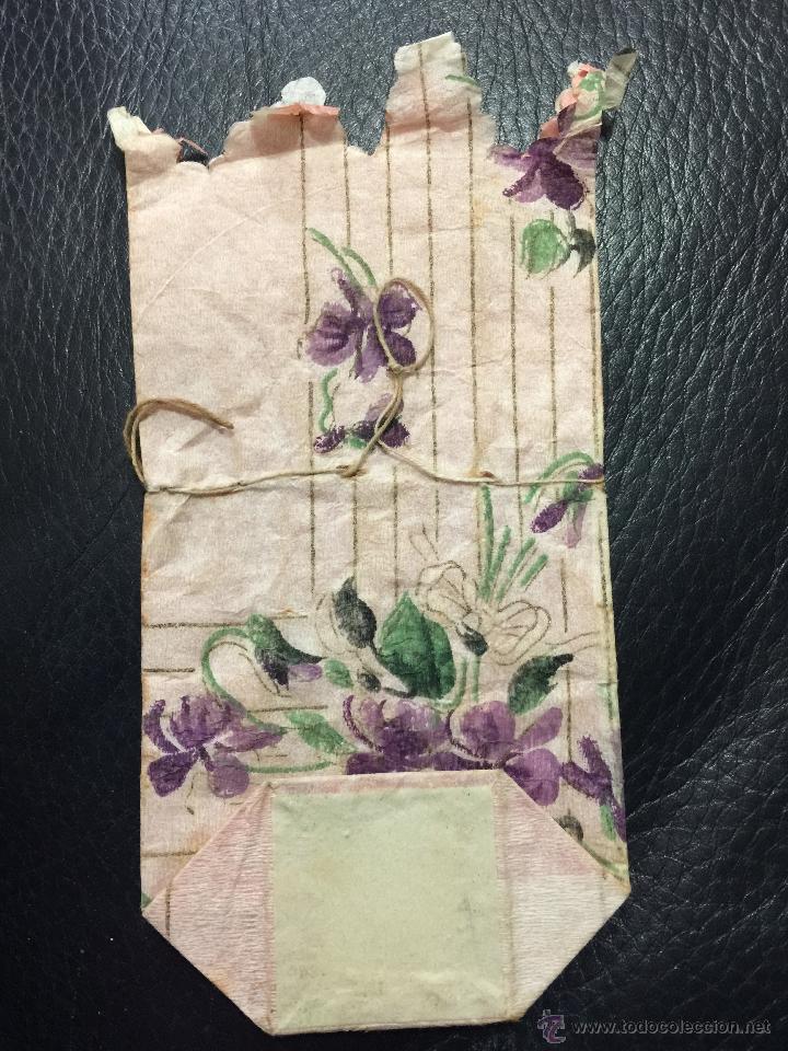 Antig&uuml;edades: Antigua bolsa para peladillas de bautizo o boda en papel crespon. Principios 1900. Mide 15x7,5cm