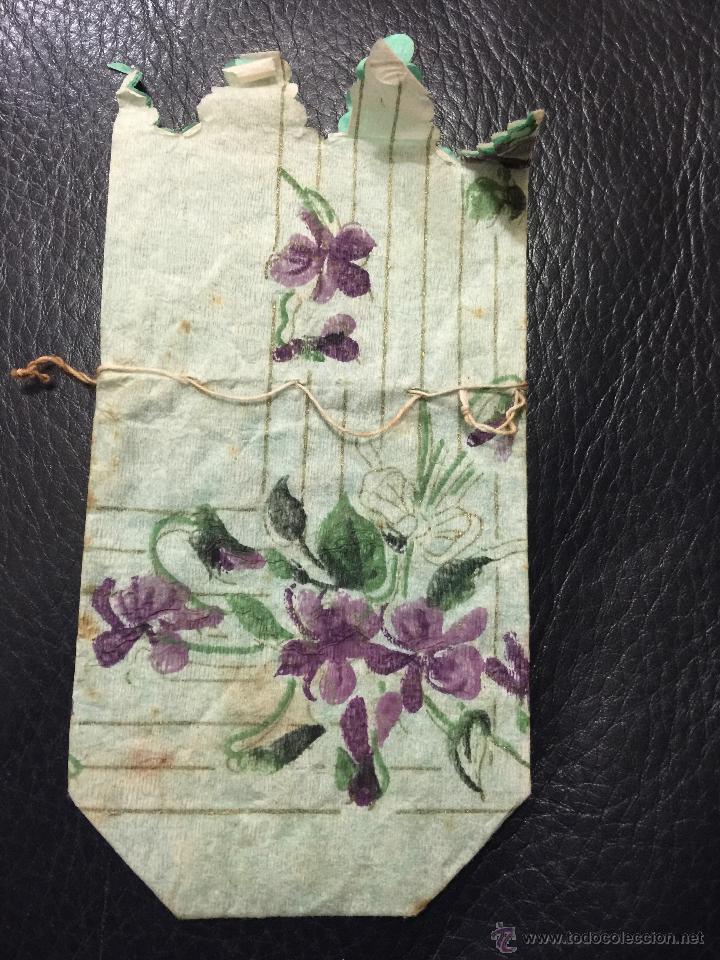 Antig&uuml;edades: Antigua bolsa para peladillas de bautizo o boda en papel crespon. Principios 1900. Mide 15x7,5cm
