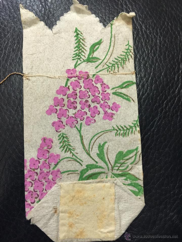 Antig&uuml;edades: Antigua bolsa para peladillas de bautizo o boda en papel crespon. Principios 1900. Mide 15x7,5cm