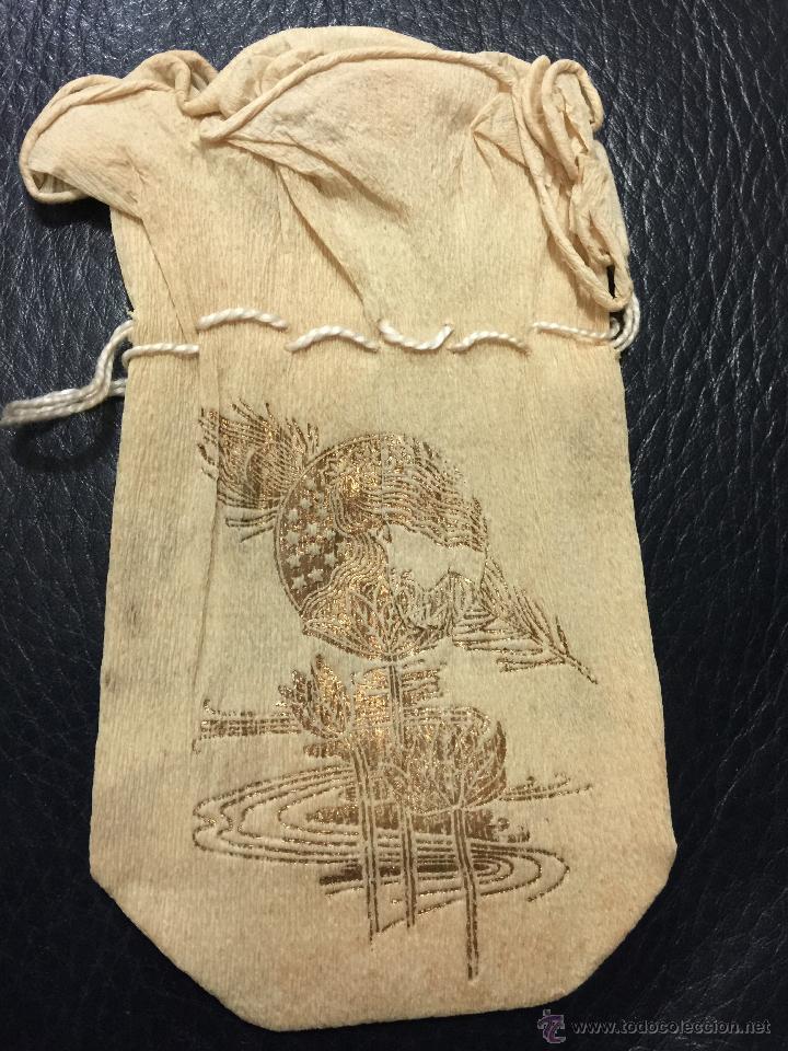 Antig&uuml;edades: Antigua bolsa para peladillas de bautizo o boda en papel crespon. Principios 1900. Mide 13x7cm