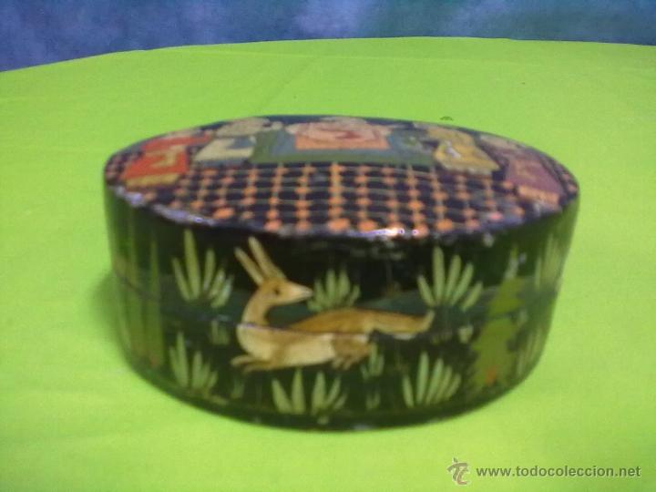 Antig&uuml;edades: CAJA OVALADA PAPIER MACHE ESCENA VISIRES - Foto 1