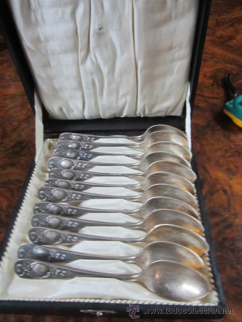 Oggetti Antichi: Estuche con juego de 12 cucharas de postre plateadas. medida cucharillas 14,5 cm.