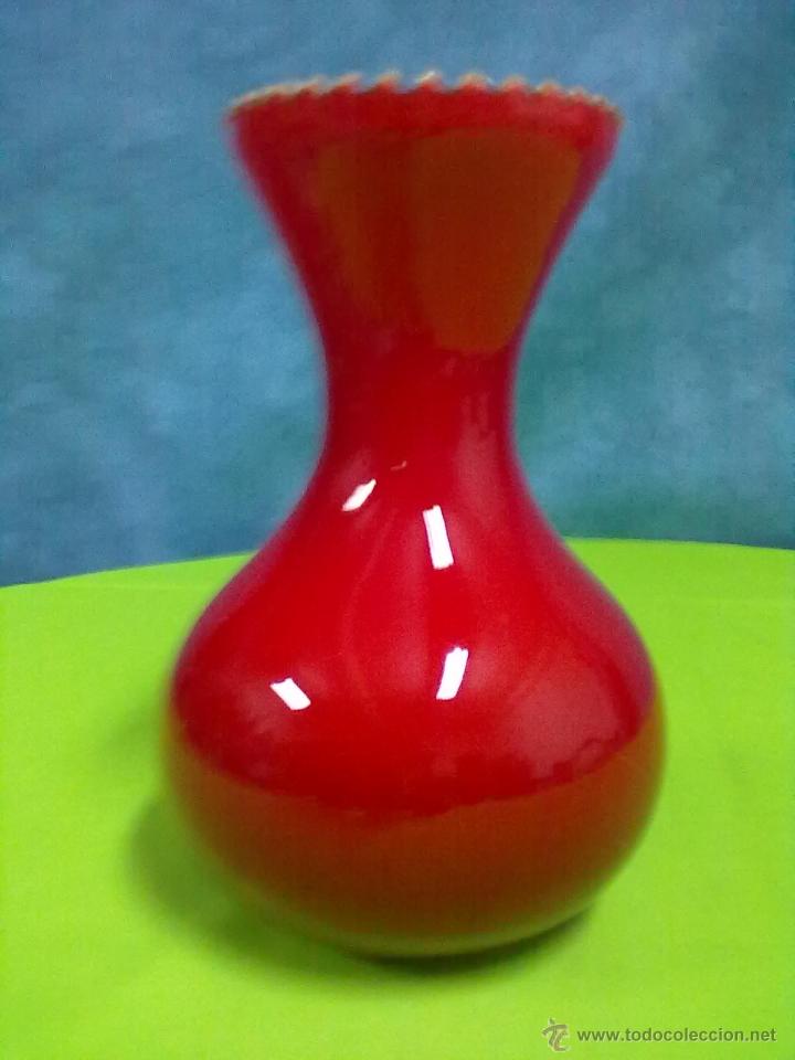Antig&uuml;edades: JARRON FLORERO CRISTAL SOPLADO GRANATE. - Foto 1