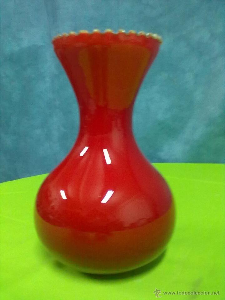 Antig&uuml;edades: JARRON FLORERO CRISTAL SOPLADO GRANATE. - Foto 2
