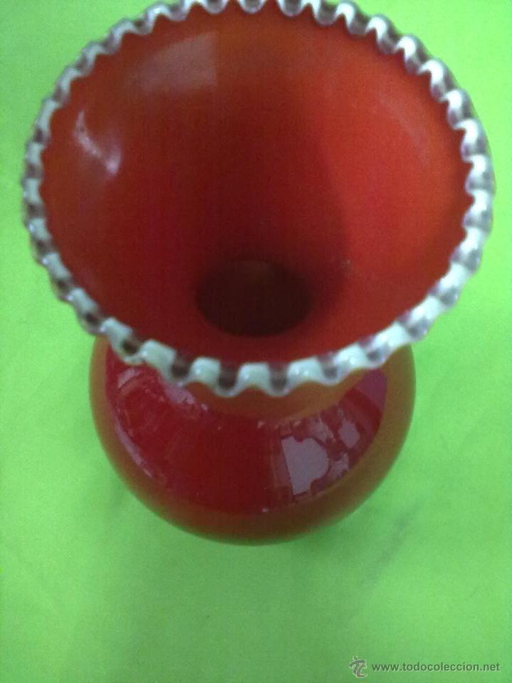 Antig&uuml;edades: JARRON FLORERO CRISTAL SOPLADO GRANATE. - Foto 3