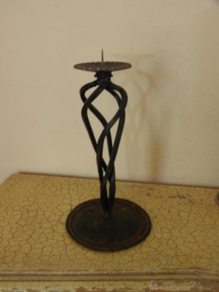 Antig&uuml;edades: Candelabro de forja negro n2 - Foto 1