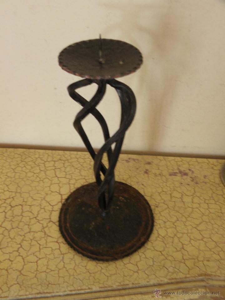 Antig&uuml;edades: Candelabro de forja negro n2 - Foto 2