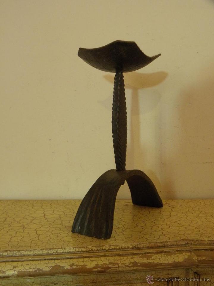 Antig&uuml;edades: Candelabro de forja negro n3 - Foto 1