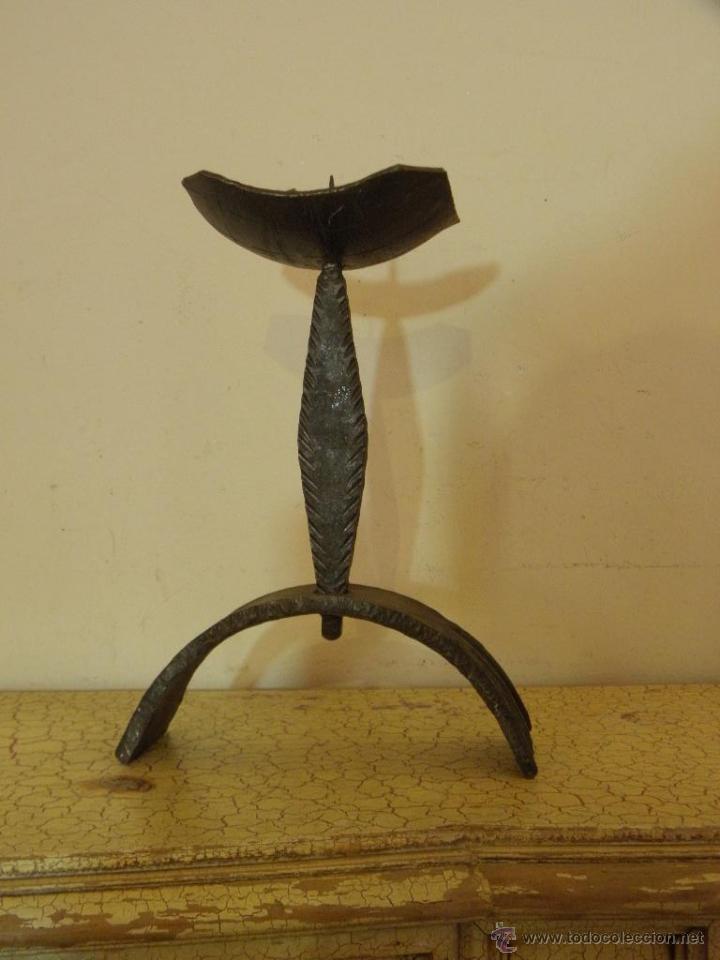 Antig&uuml;edades: Candelabro de forja negro n3 - Foto 3