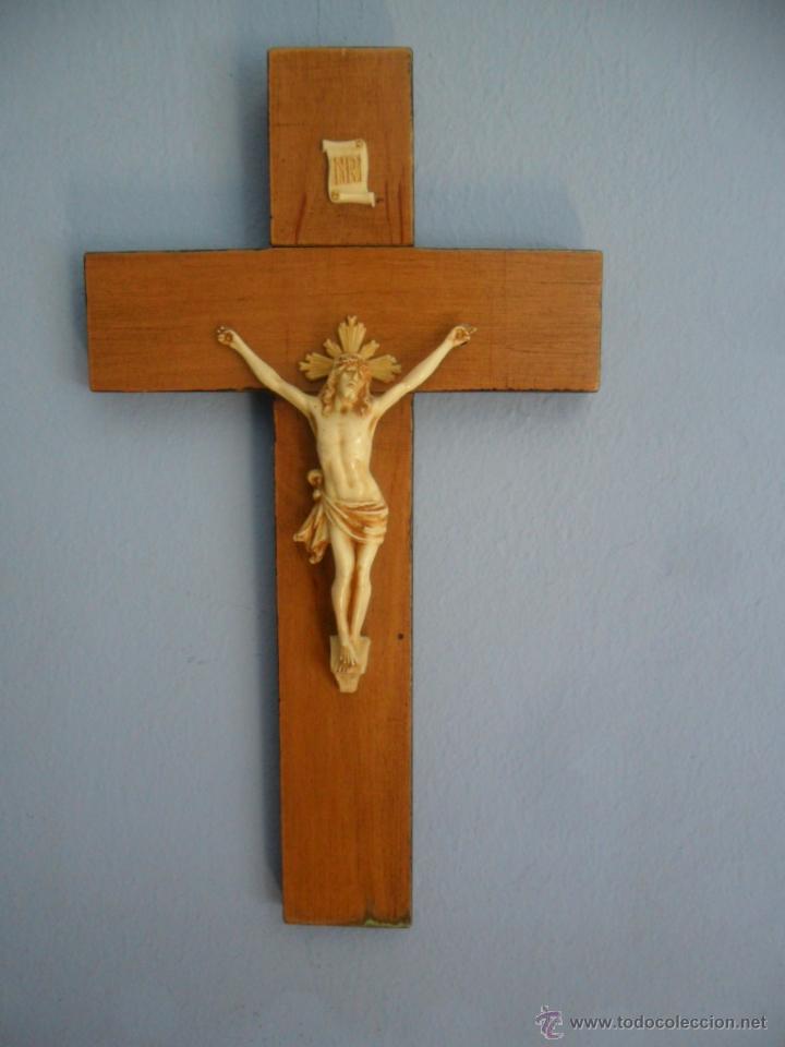 Antig&uuml;edades: CRUCIFIJO DE MADERA CON CRISTO DE CELULOIDE ANTIGUO - Foto 1