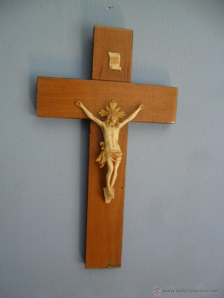 Antig&uuml;edades: CRUCIFIJO DE MADERA CON CRISTO DE CELULOIDE ANTIGUO - Foto 2