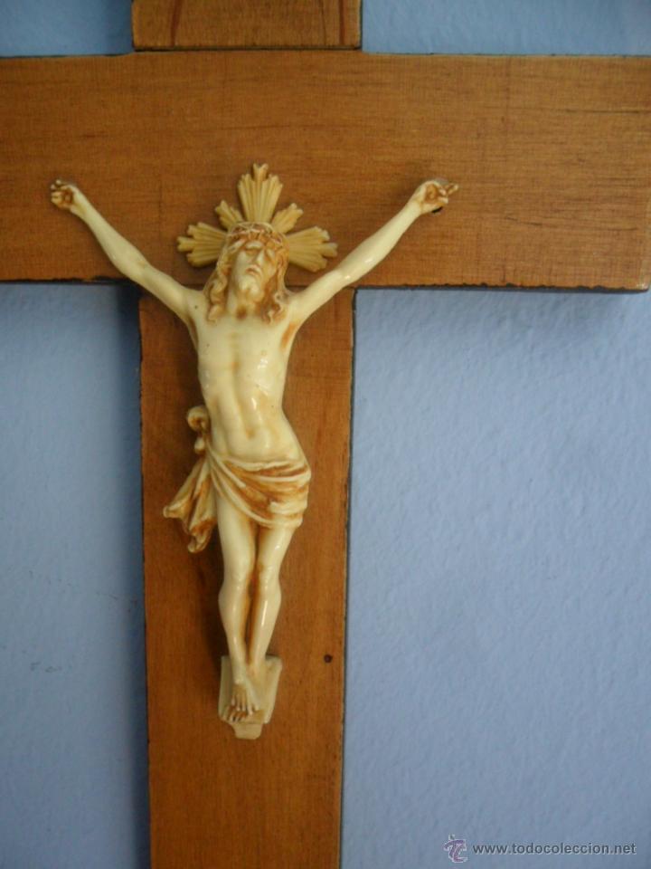 Antig&uuml;edades: CRUCIFIJO DE MADERA CON CRISTO DE CELULOIDE ANTIGUO - Foto 3