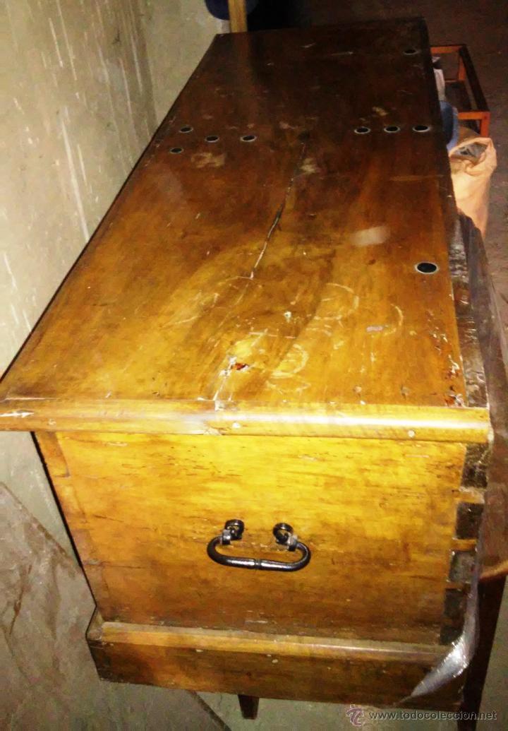 Antig&uuml;edades: Arca antigua de madera de nogal blanco - Foto 4