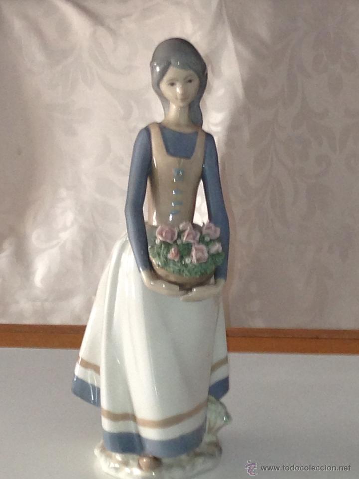 Antig&uuml;edades: Figura de porcelana de la firma Rex. Mujer con cesto de flores