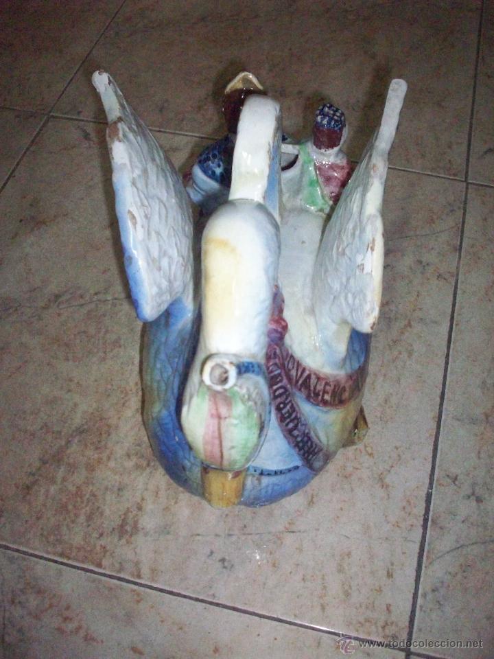 Antig&uuml;edades: BOTIJO RECUERDO DE VALENCIA CON CISNE Y FALLEROS - Foto 2