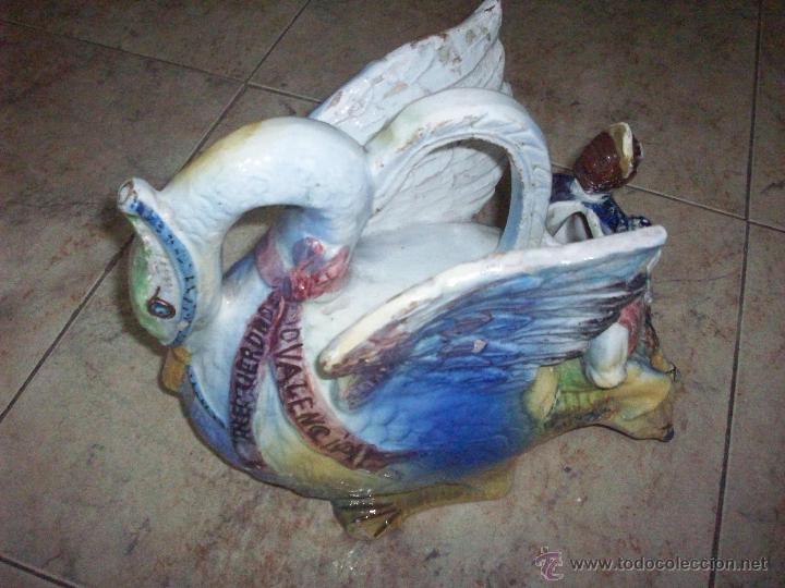 Antig&uuml;edades: BOTIJO RECUERDO DE VALENCIA CON CISNE Y FALLEROS - Foto 3