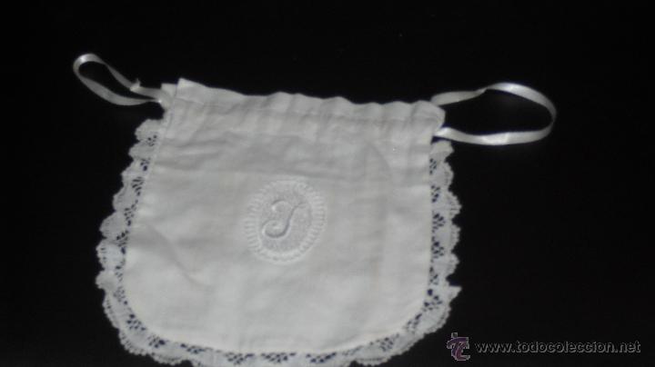 Antiques: muy antigua bolsita para peines bordada a mano