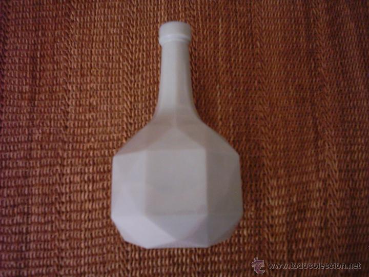 Antig&uuml;edades: BOTELLA DE OPALINA BLANCA. 20 Cm. - Foto 1