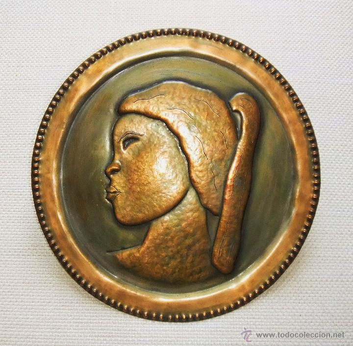 Antig&uuml;edades: ANTIGUO PLATO DE BRONCE EN RELIEVE RON NEGRITA - Foto 1