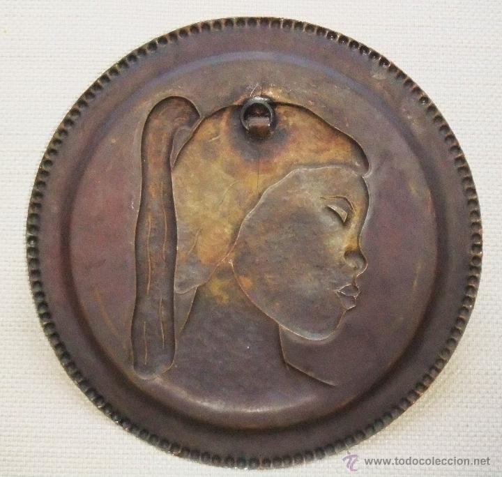 Antig&uuml;edades: ANTIGUO PLATO DE BRONCE EN RELIEVE RON NEGRITA - Foto 2