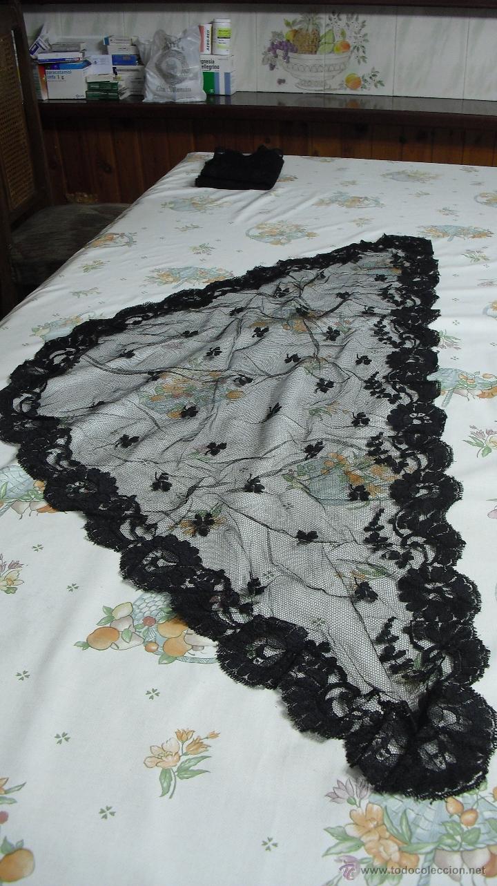 Antig&uuml;edades: antigua mantilla triangular en buen estado - Foto 1